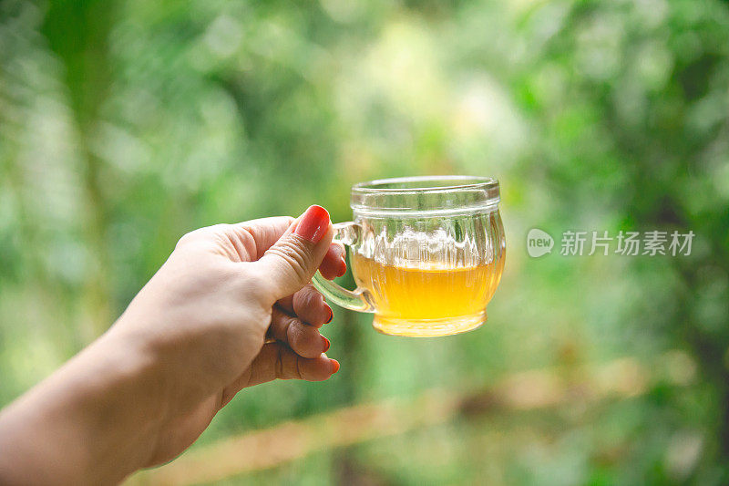 饮用花草茶的成年妇女