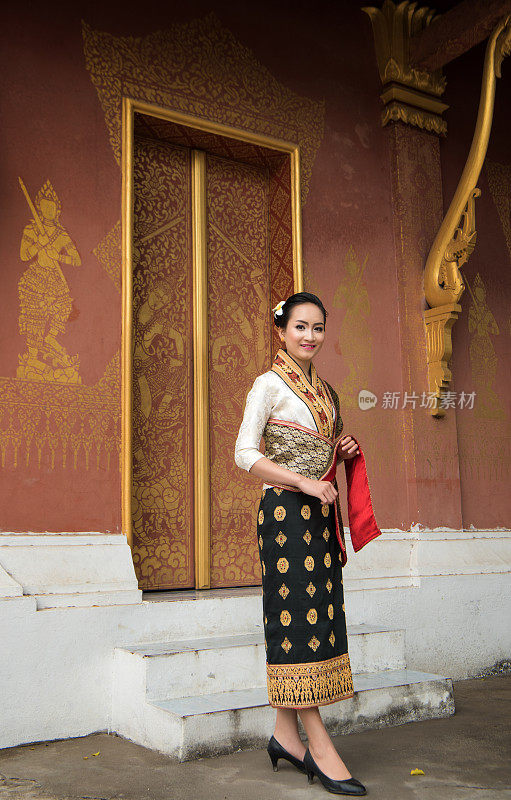 美丽的老挝妇女在传统服装