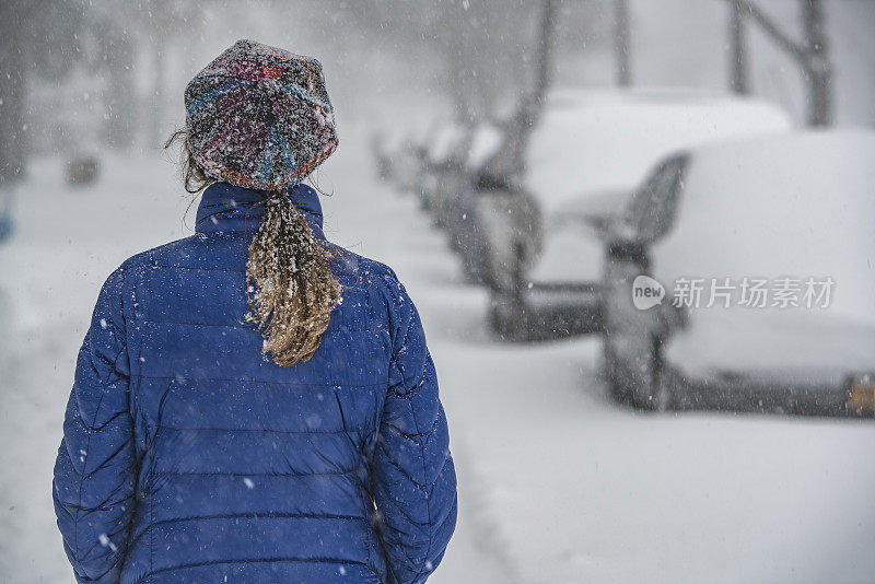 雪下的少女在街上