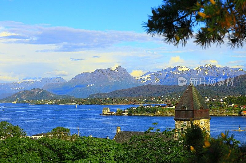 奥勒松湾海港全景，戏剧性的日落景观，挪威，斯堪的纳维亚