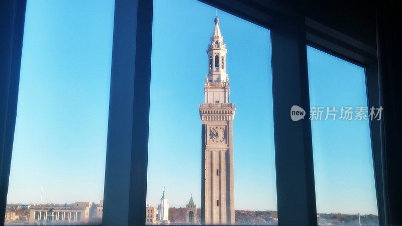 马萨诸塞州斯普林菲尔德地标钟塔透过窗户与蓝天