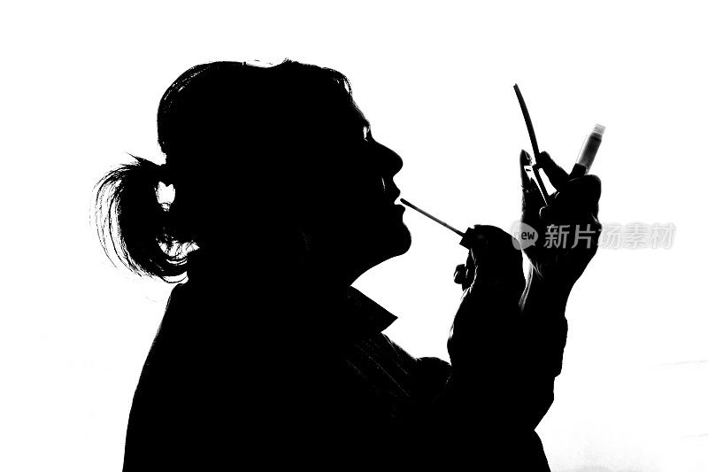 成熟的女人在化妆