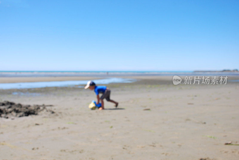 孩子在海滩上玩耍，完全散焦