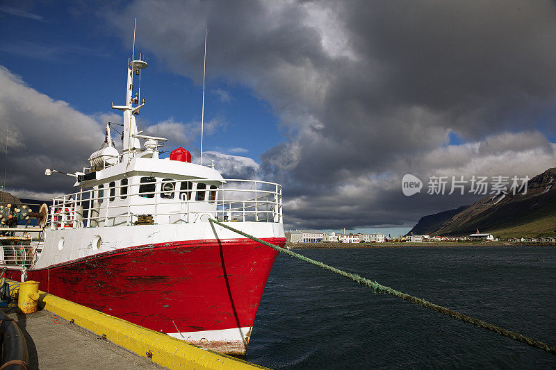 弗拉泰里海港与戏剧性的天空。Westfjords。冰岛。