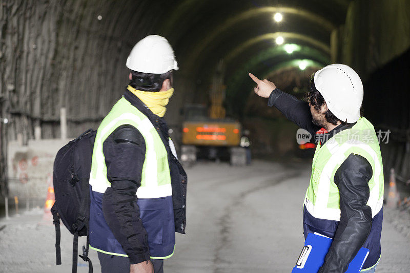 在隧道施工现场工作的工人和工程师