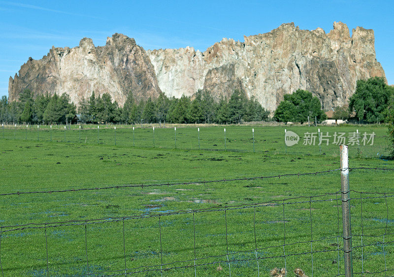 俄勒冈州中部史密斯岩石州立公园附近的牧场