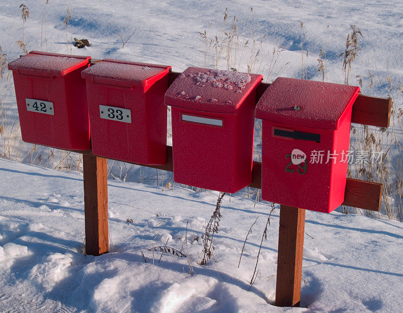 雪地里的红色邮箱