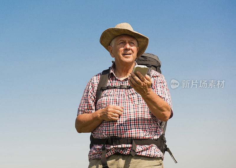 使用卫星导航的成熟男人