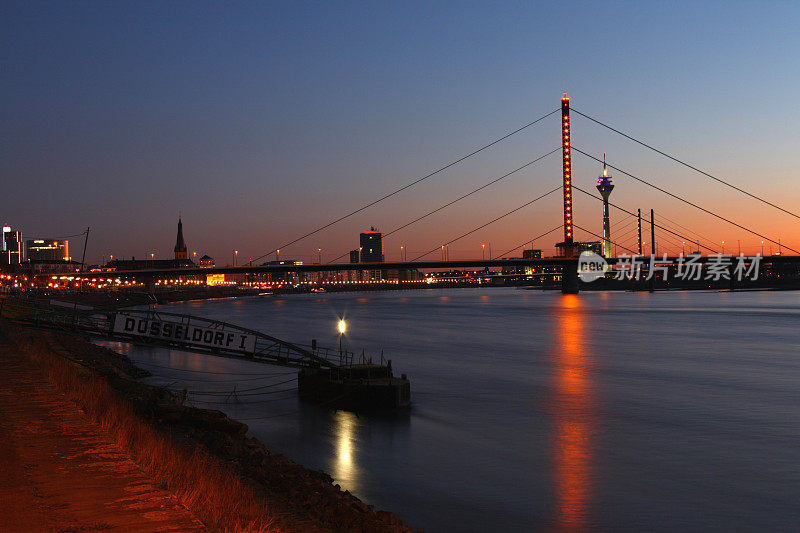 Düsseldorf(莱茵兰)日落后被照亮