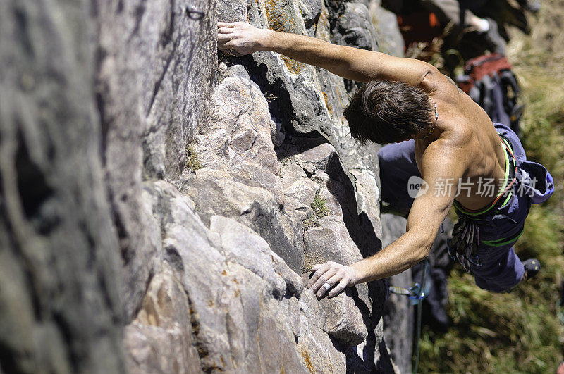 运动的男性运动攀岩在铅