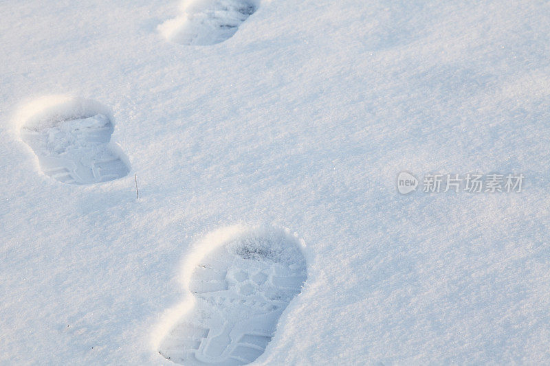 雪地里的脚步