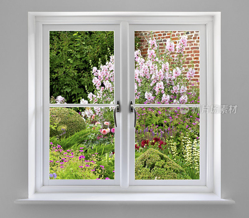 白色双扇窗户，可观赏花园景色
