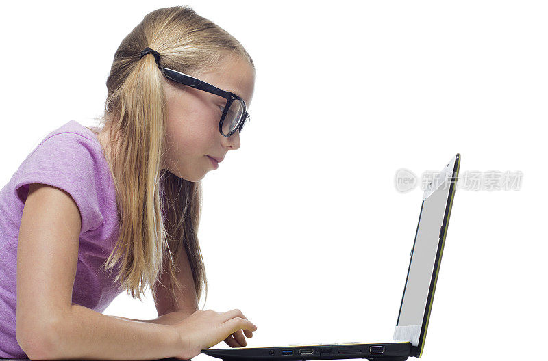 戴眼镜的女孩在用笔记本电脑工作