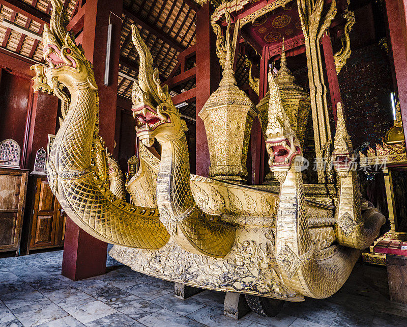 老挝花坛金龙马车