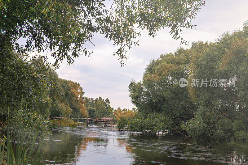 河上的黄昏。美丽宁静的风景。