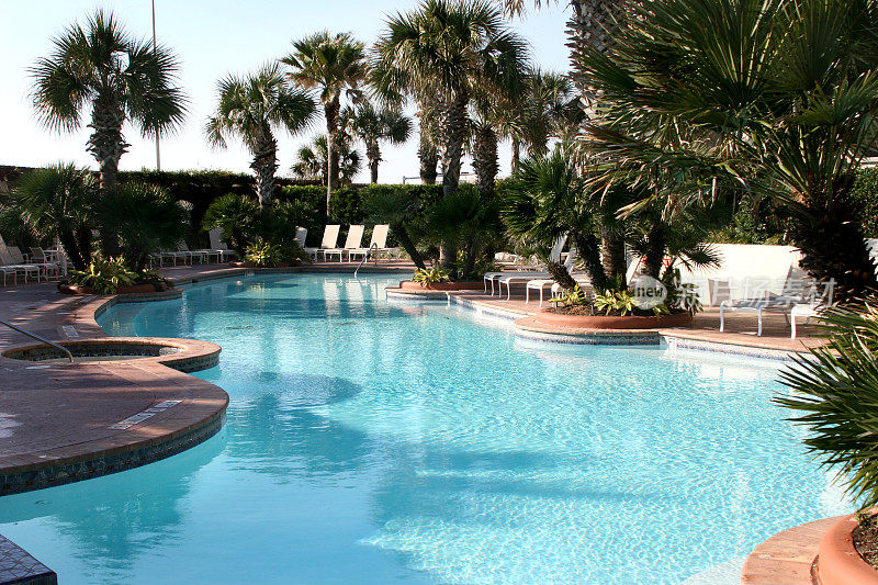度假酒店热带游泳池。游泳池边。水。甲板上。