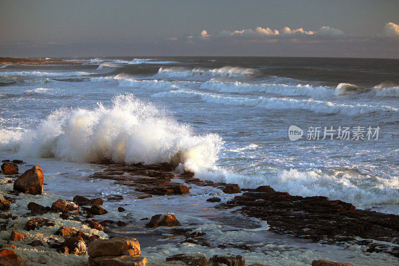 海浪撞击岩石