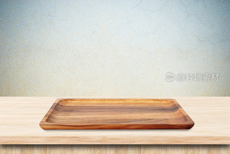 桌子背景上的空白木托盘