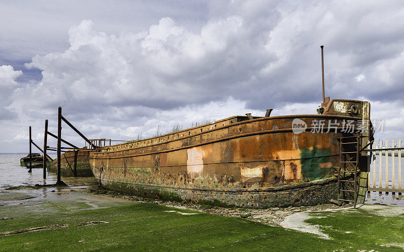 英国约克郡保罗市废弃船厂的废弃船只。