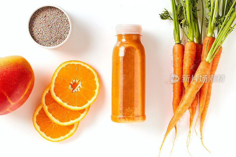 健康的胡萝卜，芒果和橙子奶昔