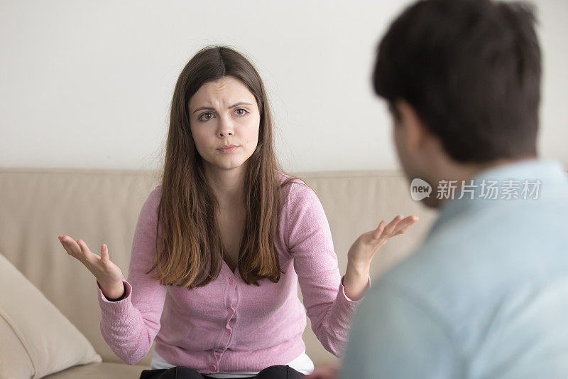 年轻女孩与男朋友吵架或压力过大的女人拜访心理医生