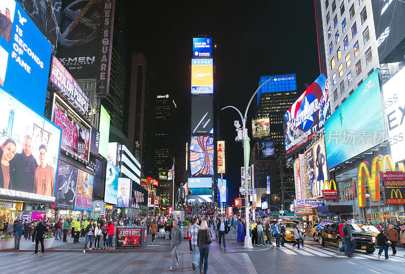 2016年5月16日，时代广场人潮汹涌。该遗址被认为是世界上访问量最大的旅游景点