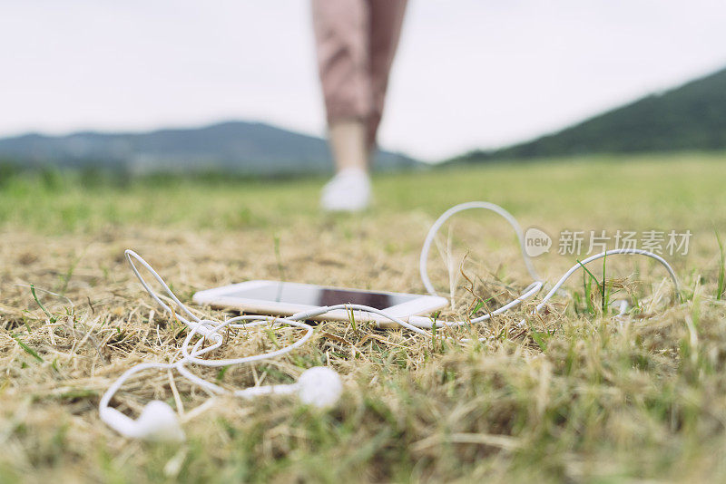 快乐的女人在田野里奔跑