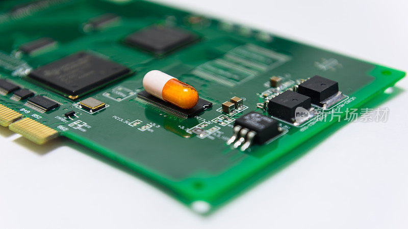 模糊和选择性焦点的图片PCB电路板和一个药丸的PCB板。这标志着数字式药丸的发展