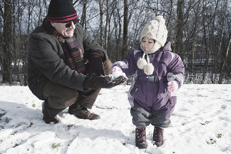 爷爷给她的孙女雪球