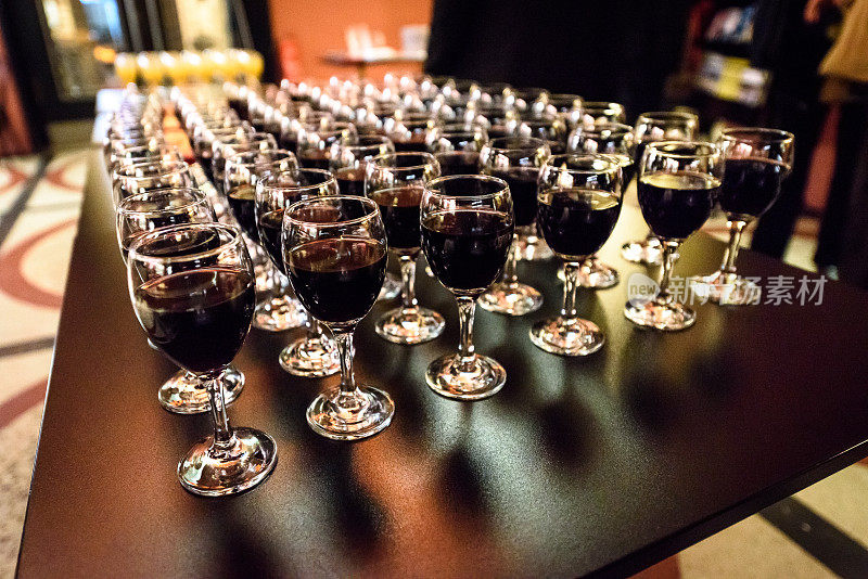聚会桌上的几杯红酒。