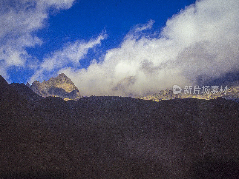 法国东南部阿尔卑斯地区的阿尔卑斯山脉风光壮观