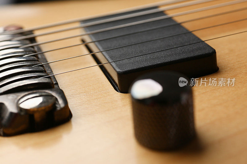 经典形状的木电吉他与红木颈