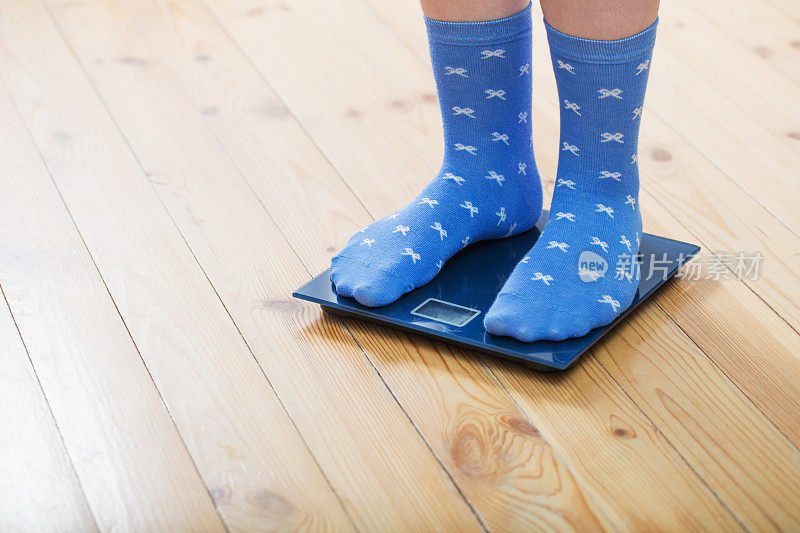 女性脚上的袜子在地板秤