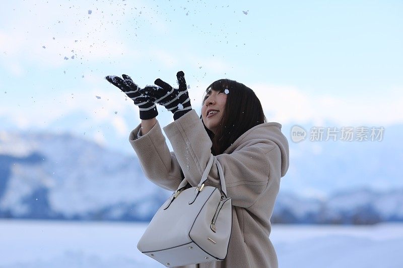 年轻女子在玩雪