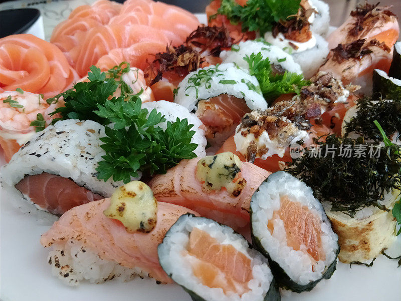 各种手握寿司和卷生鱼片美味