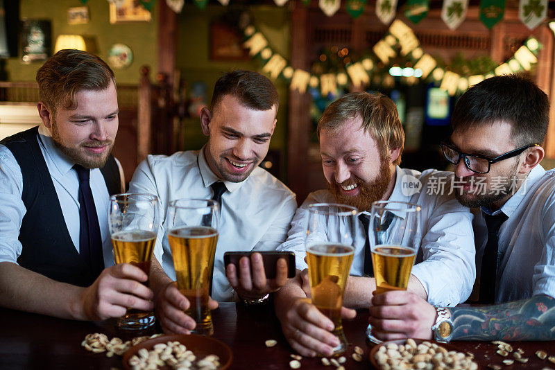 疯狂的男人在啤酒派对上使用智能手机