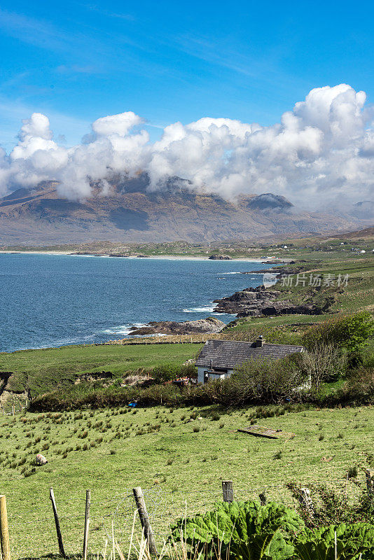 自然景观背景显示的海岸线和一个海湾在康内马拉爱尔兰