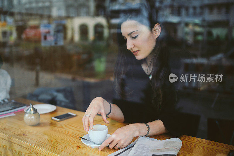 年轻女子在柏林的一家咖啡馆里休息