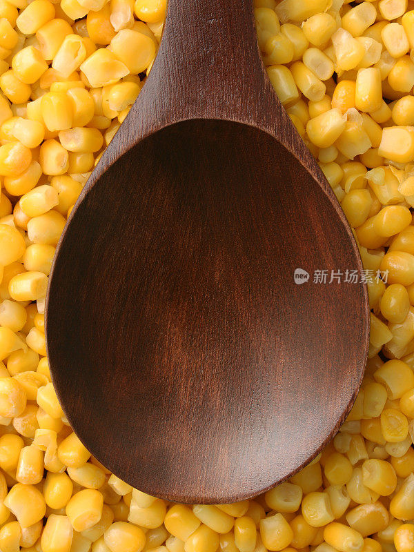 空木勺放在煮熟的玉米粒上