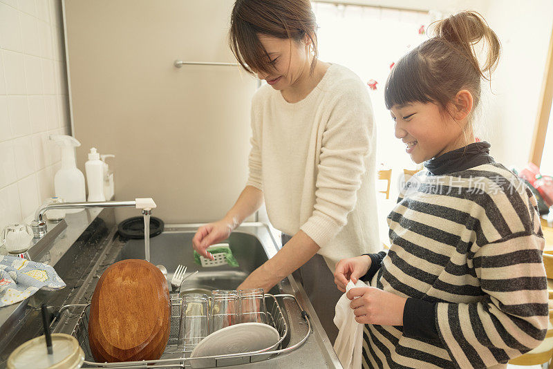 妈妈和女儿喜欢吃圣诞食品