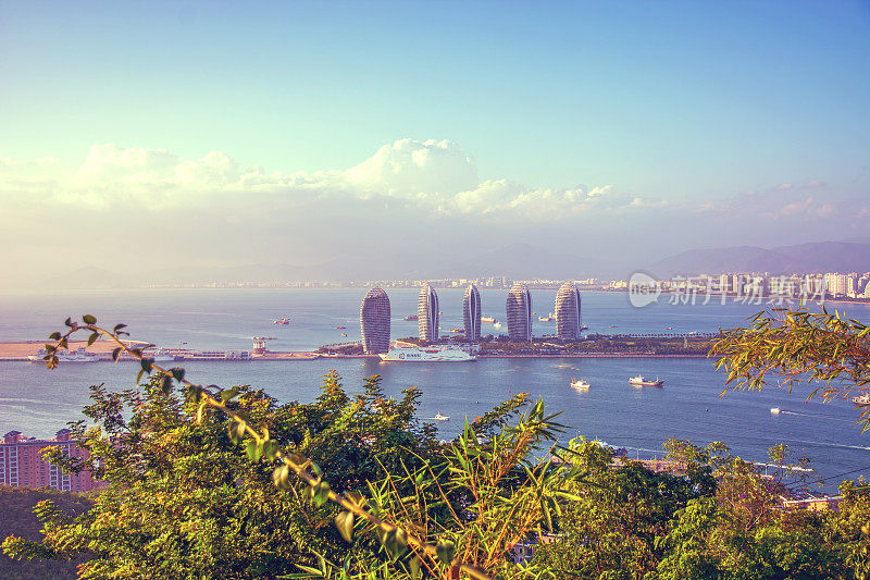 三亚的城市全景，在城市的最高点，凤凰岛。