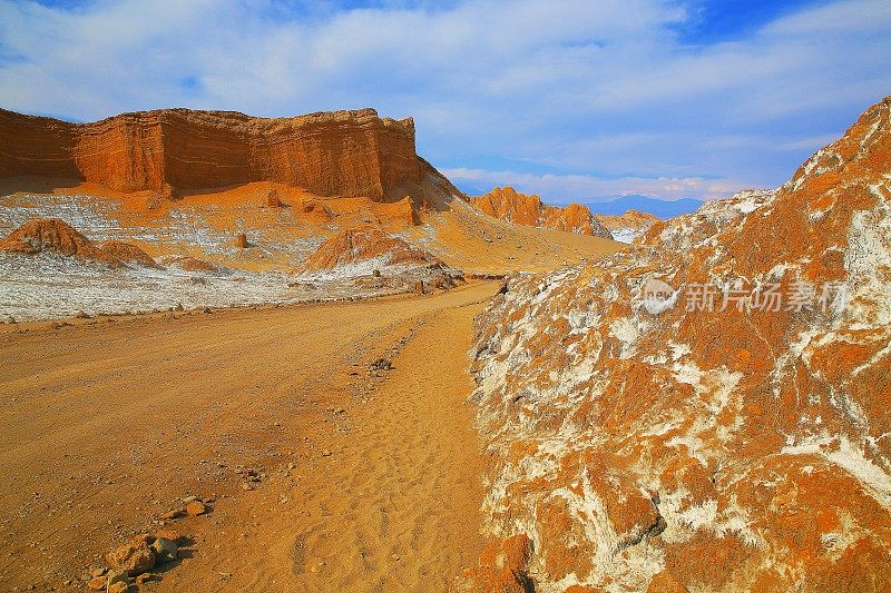 公路旅行:山土路旅程在日落的戏剧性景观，阿塔卡马沙漠月亮谷和死亡谷-月球表面的景观在金色的日落，异国情调的火山和田园般的阿塔卡马沙漠，火山景观全景-智利