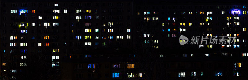 公寓大楼晚上亮灯。