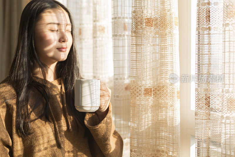 女人在家里打发闲暇时间