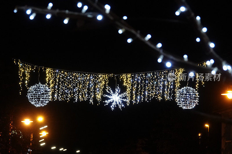 街道上的圣诞装饰夜景。