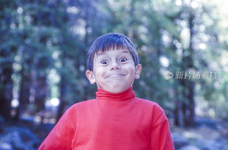 拉丁小男孩在镜头前做鬼脸