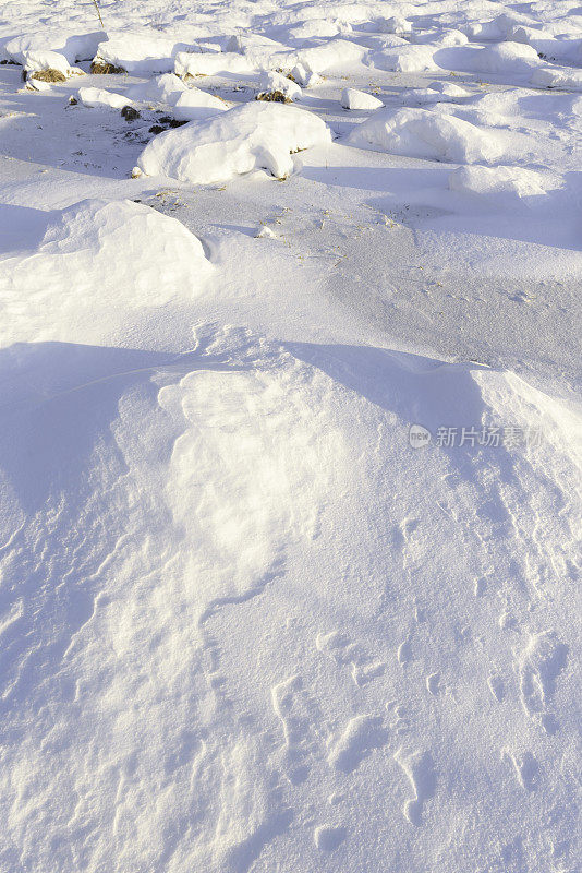 雪堆、风在雪面上雕刻出图案