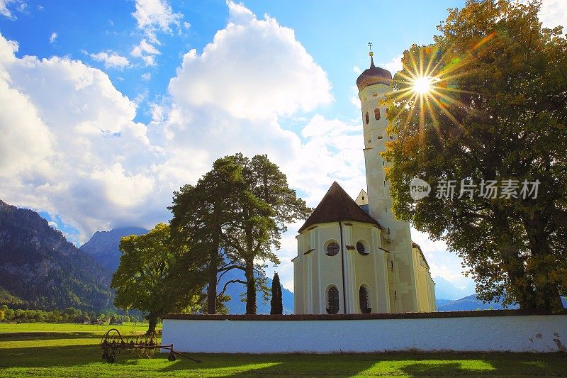 在秋天巴伐利亚阿尔卑斯的奥尔高，田园诗般的圣科伦曼教堂-富森和施万高-德国