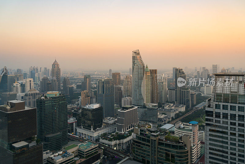 现代建筑在曼谷商业区在曼谷城市天际线日落前，泰国。