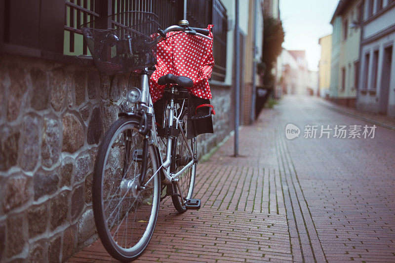 在街上骑自行车